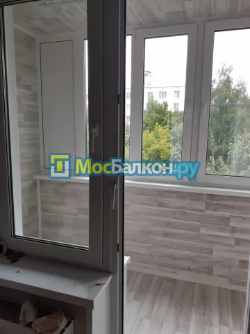 Отделка балконов ламинатом в Москве цены под ключ от МосБалкон